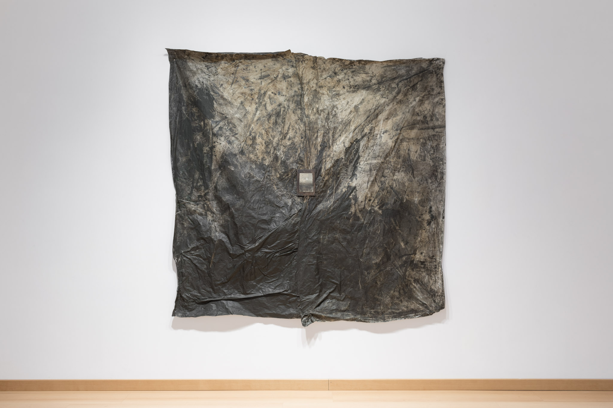 Cerca/lejos, 2020, óleo sobre lienzo, betún de Judea sobre cartón, técnica mixta sobre papel, 180 × 180 cm