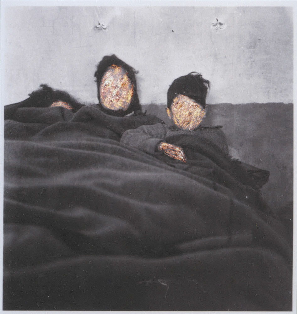 Familia, 2015, fotografía rayada, 12 × 12 cm. Basada en una foto del archivo de Elsa Lüthi‑Ruth.