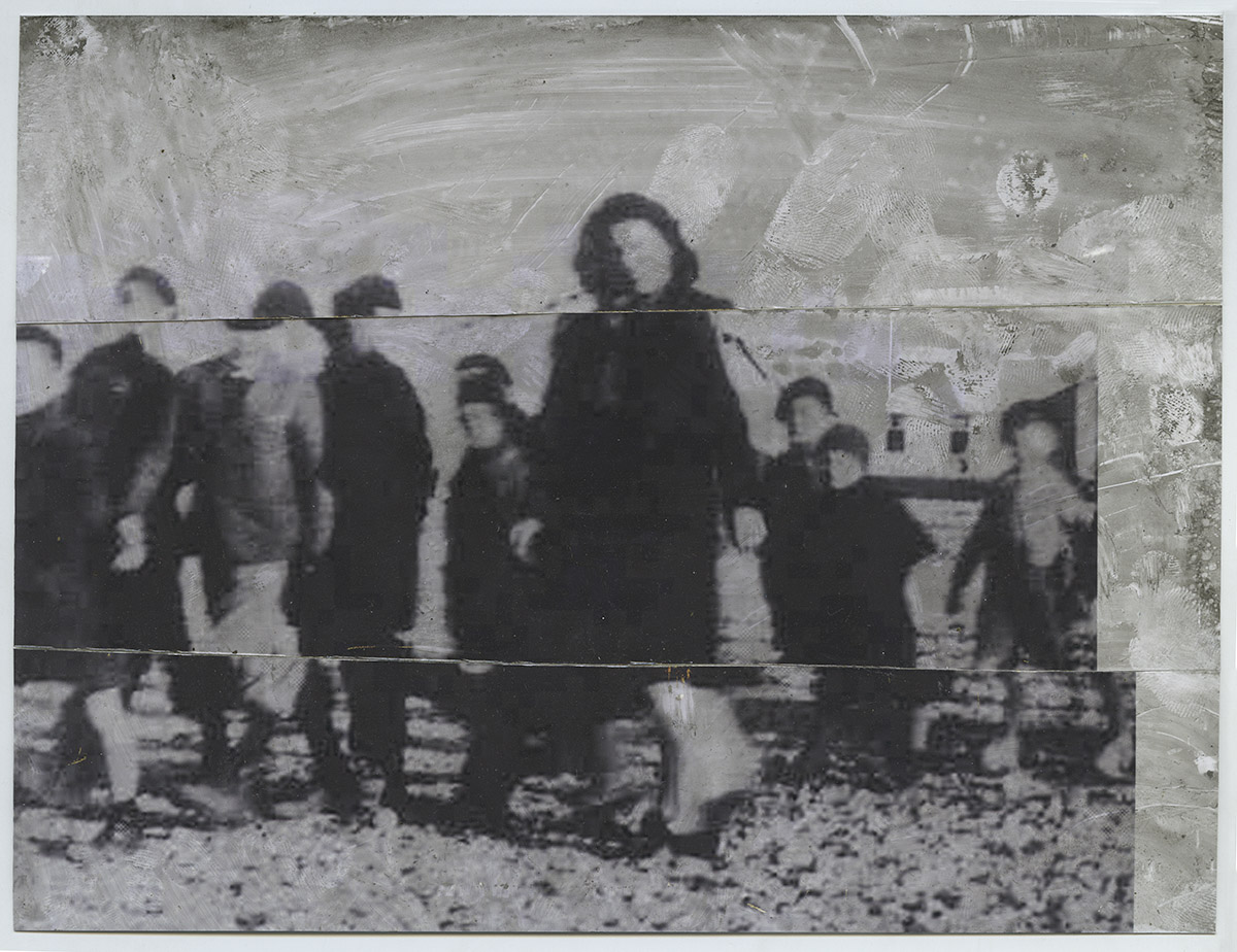 Fotografía intervenida|Niños con maestra, 2015, foto pintada, 10 × 15 cm. Fotografía tomada del excelente libro Le camp de Rivesaltes 1941/1942. Du centre d’hébergement au ‘Drancy de la zone libre’, Editions Mare Nostrum, 2001.