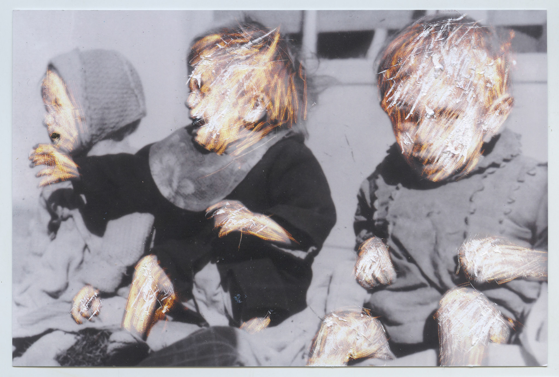 Niños, 2015, fotografía rayada, 10x15 cm. Basada en una imagen encontrada en Internet de “Archives Municipales d’Elne Pyrénées Orientales - France”
