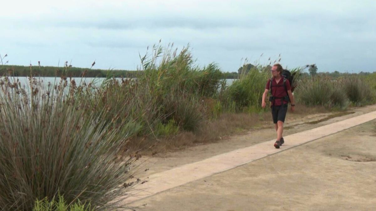Fotograma de Canal 21 Ebre: Marco Noris caminando junto al Ebro