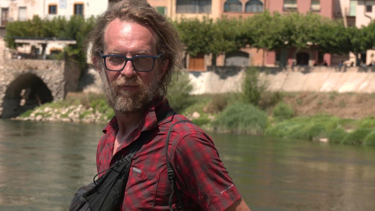 Fotograma de Canal 21 Ebre: retrato de Marco Noris junto al río